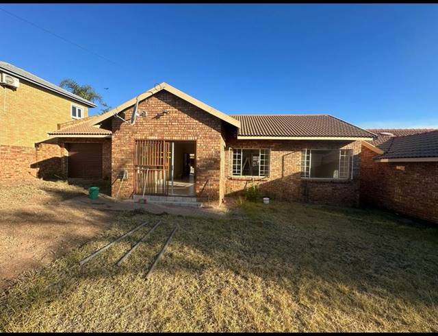 3 BEDROOM TOWNHOUSE FOR SALE IN THATCHFIELD